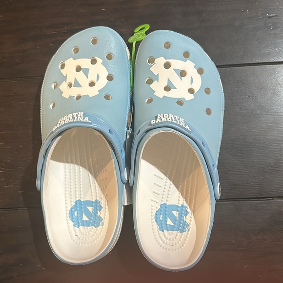 Brand NWT Crocs - UNC Carolina Classic Clog (Men’s size 9 Women’s size 11) - Picture 2 of 3